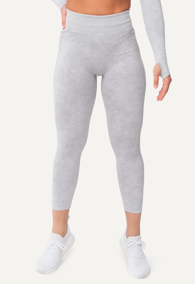 Veleur Faded Leggings für Damen, High-Waisted, figurbetontes Design mit Scrunch-Effekt und leichtem washed-out-Look, atmungsaktives Material, perfekt für Gym und Freizeit.