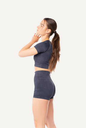 Veleur Faded Shorts für Damen, figurbetonte Shorts mit leichtem Washed-out-Look, atmungsaktivem Material, betont die Kurven, ideal für Training und Freizeit.