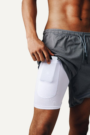 Veleur Limitless 2-in-1 Shorts für Herren, mit Dry Tech Compression Layer, Handy-Innentasche und drei Reißverschlusstaschen, ideal für Workouts.